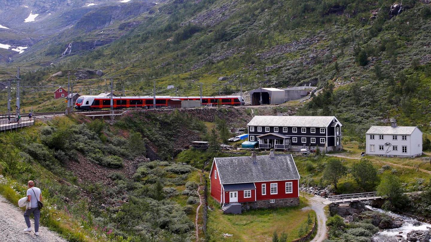 Myrdal  20180728.
Myrdal stasjon. Bergensbanen på veg inn i tunnellen. 
Foto: Marianne Løvland / NTB scanpix