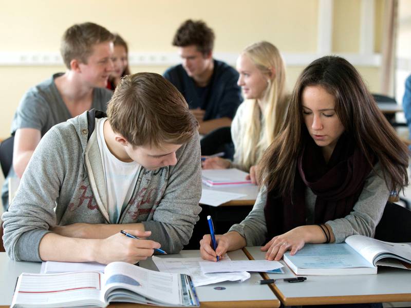 Norske elever jobber for mye på egen hånd i matte. De trenger flere lærere med god matematikkfaglig kompetanse. 