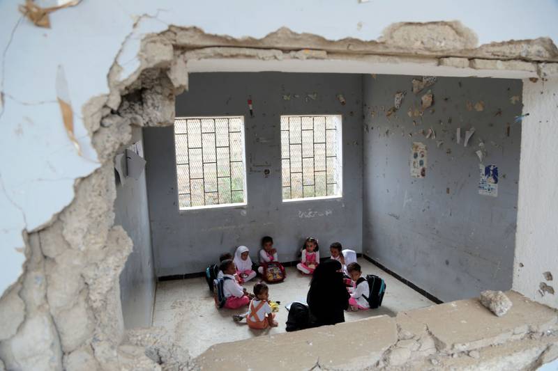 En gutt i Idlib i Syria sitter i et ødelagt klasserom. 