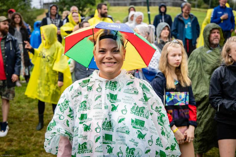 Frøy Helle (26) har vært ute en regnværsdag før. På den regnvåte avslutningsdagen på Mablis sikret Frøy seg med både regnponcho og paraplyhatt. Foto: Marius Vervik