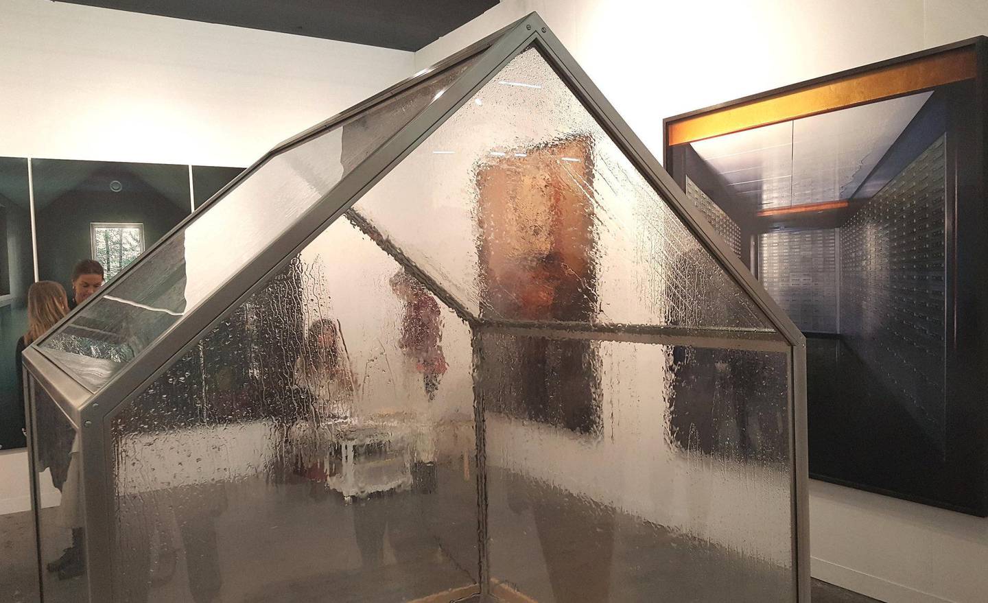 Et drivhus med rislende vann sørget for at OSL Contemporarys stand med kunstneren Per Barclay fikk mye oppmerksomhet på årets utgave av Armory Show. FOTO: LARS ELTON