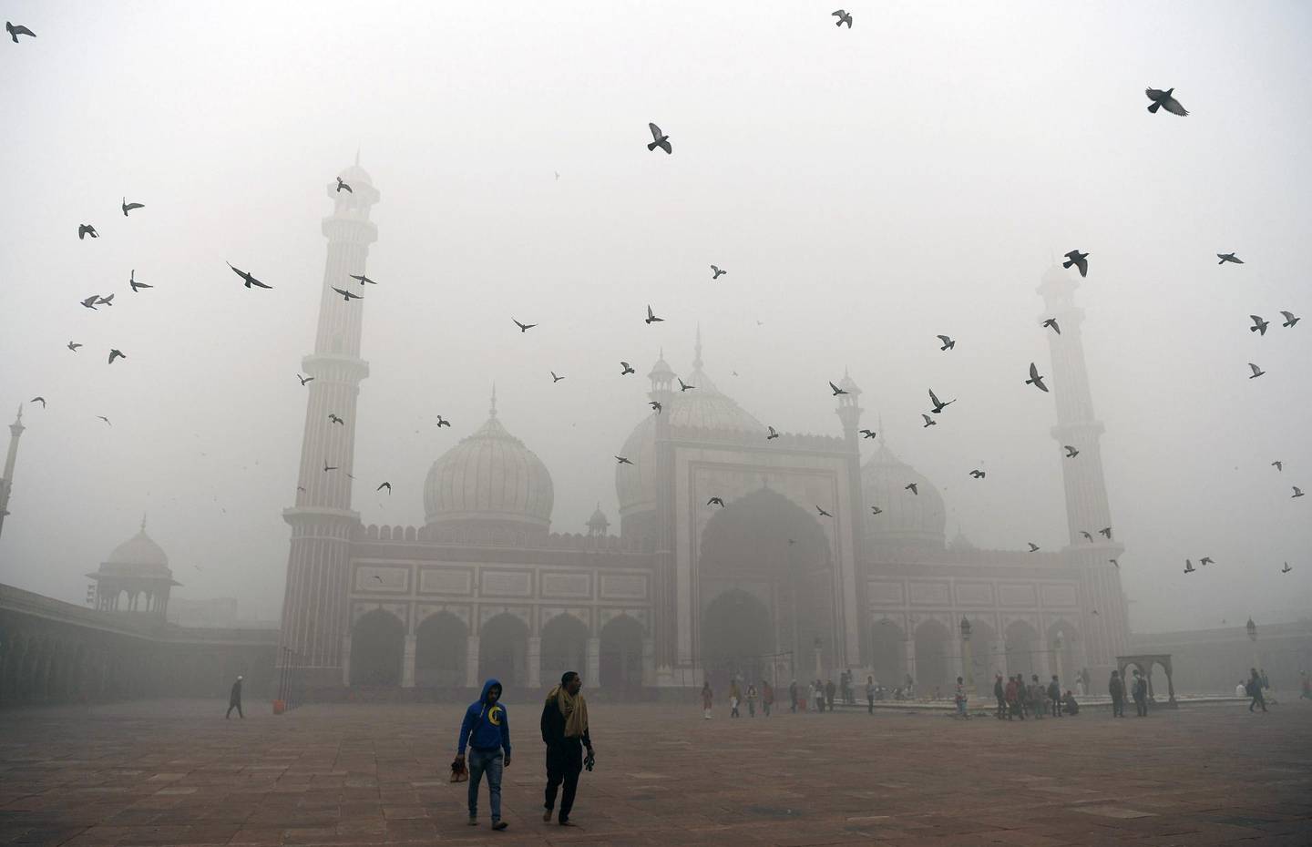 New Delhi har flere ganger blitt kåret til verdens mest forurensede hovedstad. Tidvis er luftkvaliteten så dårlig at folk anbefales å holde seg inne. Her fra gamlebyen. FOTO: SAJJAD HUSSAIN/NTB SCANPIX