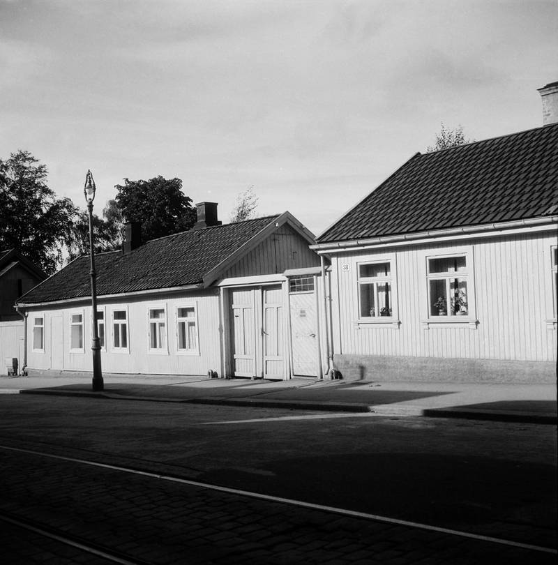 1950: Vålerenggata 36 har stått der siden 1870. I påsken forsvant det. Foto: Harald II Hugo Hals/Oslo Museum