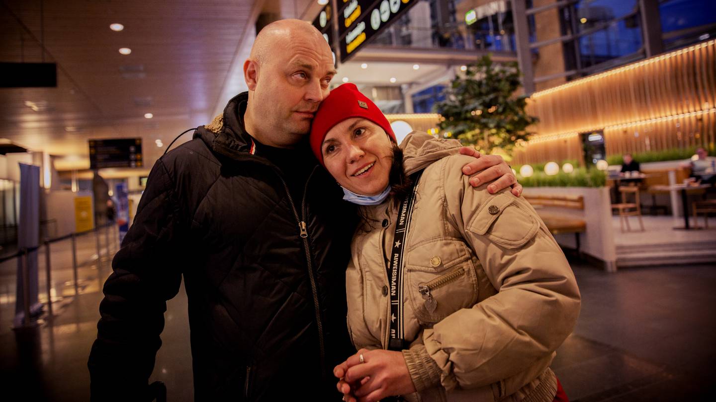 Fredrik Schei og forloveden Viktoria på Gardermoen 28. februar