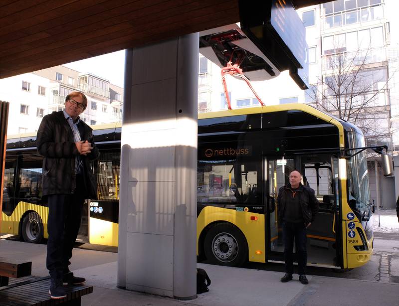 Administrerende direktør i Brakar Terje Sundfjord ved overlevering av Drammens første helelektriske busser fra Volvo. Ved ladepunktet på busstasjonen skal rute nr 51 starte sin faste linje til Mjøndalen i februar. FOTO: KATRINE STRØM