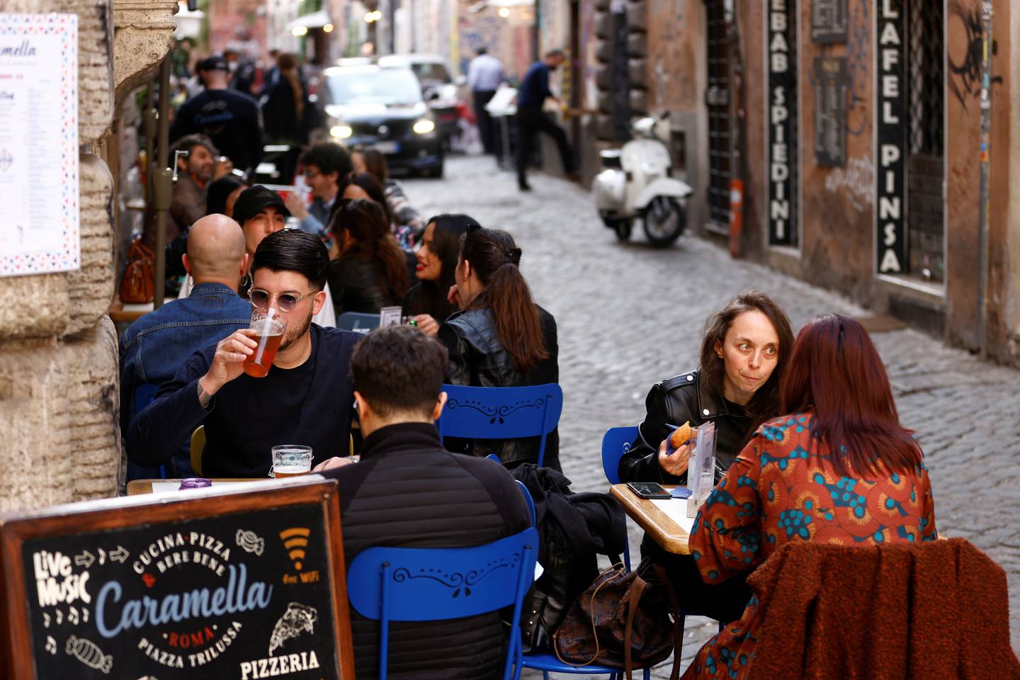 Italia har lettet på restriksjonene og tillater nå uteservering på barer og restauranter. Her fra Roma i slutten av april.
