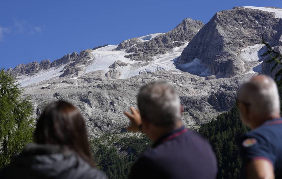 Sju mennesker er funnet omkommet og åtte er sendt til sykehus med skader etter at deler av en isbre raste ned over flere taulag med fjellklatrere på Marmolada-fjellet i Italia søndag. 13 mennesker er fortsatt savnet. Foto: AP / NTB