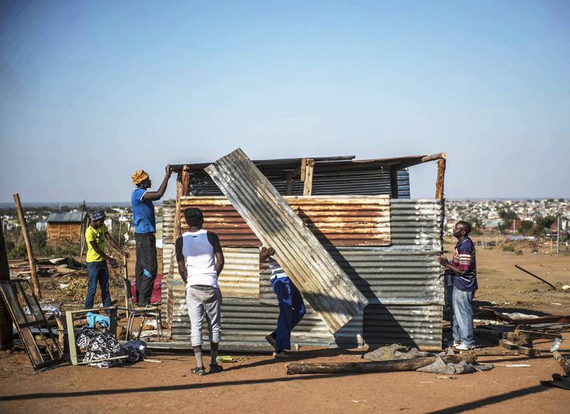 Mange fattige sørafrikanere fra landsbygda bygger seg enkle skur i uformelle bosetninger utenfor storbyene. Men de risikerer utkastelse og riving av hjemmene sine. Her bygger beboere i Hammanskraal utenfor Pretoria opp hjemmet sitt etter at de ble revet.