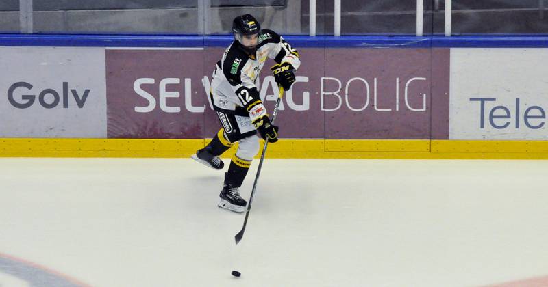 Mats Larsen Mostue varmer opp før Oilers-Lillehammer. FOTO: ESPEN IVERSEN