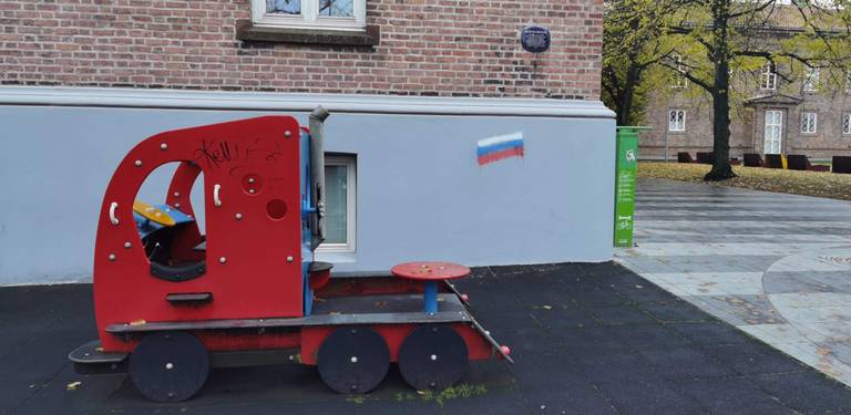 Dette russiske flagget hadde blitt sprayet ved en lekeplass midt i gågata i Moss.