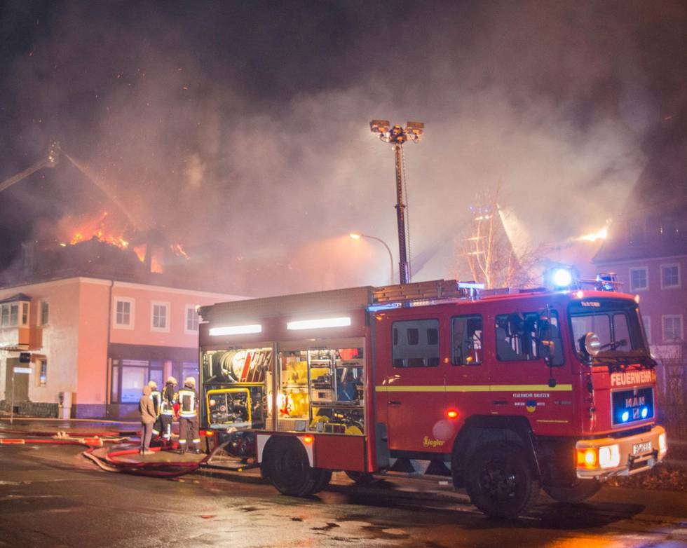 Full fyr: Brannmannskaper slukker en brann i et planlagt asylsenter utenfor Dresden. Tyskland opplever økt vold mot flyktninger og migranter og mange asylsentre har blitt tent på. Dette tidligere hotellet var under ombygging, politiet vet ikke hvorfor det tok fyr. FOTO: RICO LOEB/NTB SCANPIX
