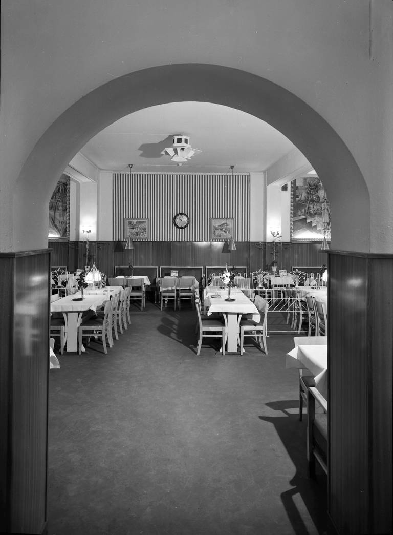Olympen restaurant på Grønland ble pusset opp flere ganger på 1950- og 1960-tallet. Publikum likte ikke så godt den moderne og lyse stilen fra 1955, og stedet ble snart tilbakestilt til den opprinnelige ølhallen.