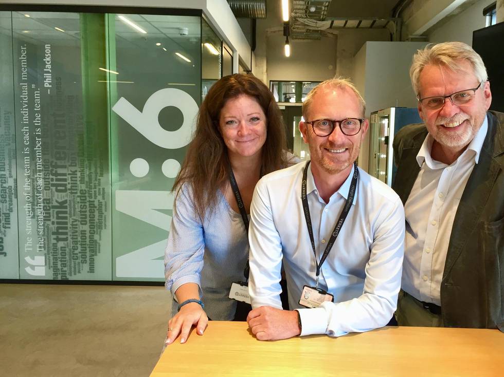 Markedsansvarlig Eva Kristin Talberg og Jan Erik Kristiansen i Höegh Eiendom har inngått en sponsoravtale med Moss 2020, her ved prosjektleder Trygve G. Nordby.