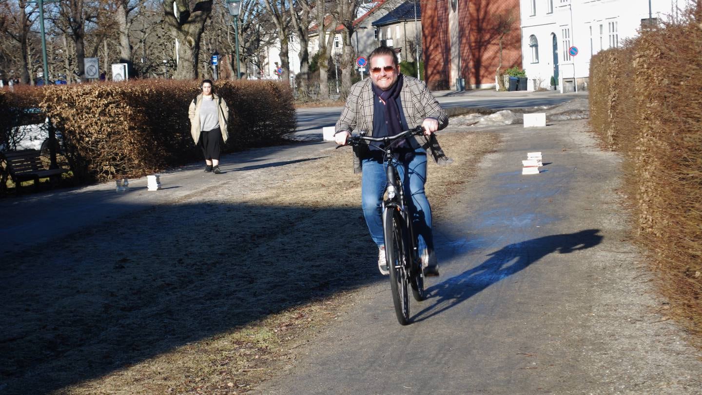 Kultursjefen i Fredrikstad kommune, Ole-Henrik Holøs Pettersen sparte ikke på kruttet da han fikk prøve de nye elsyklene.
