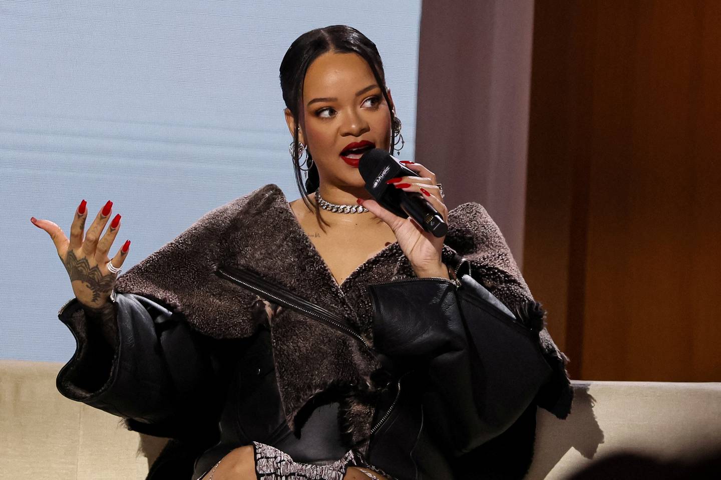 Rihanna under pressekonferanse i Phoenix torsdag foran sin opptreden på årets Superbowl
