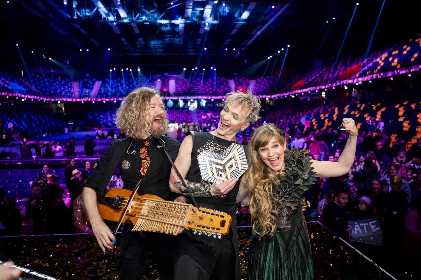 Gåte feirer seieren i finalen i Melodi Grand Prix: Gunnhild Sundli, Magnus Børmark og nykommeren John Stenersen på nøkkelharpe.