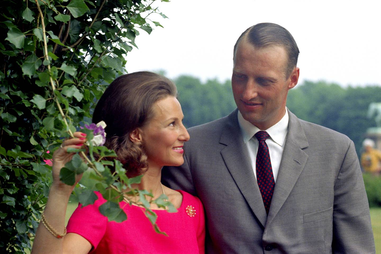Kronprins Harald og Sonja Haraldsen etter en pressekonferanse i Dronningparken i juni 1968. De giftet seg i august samme år.