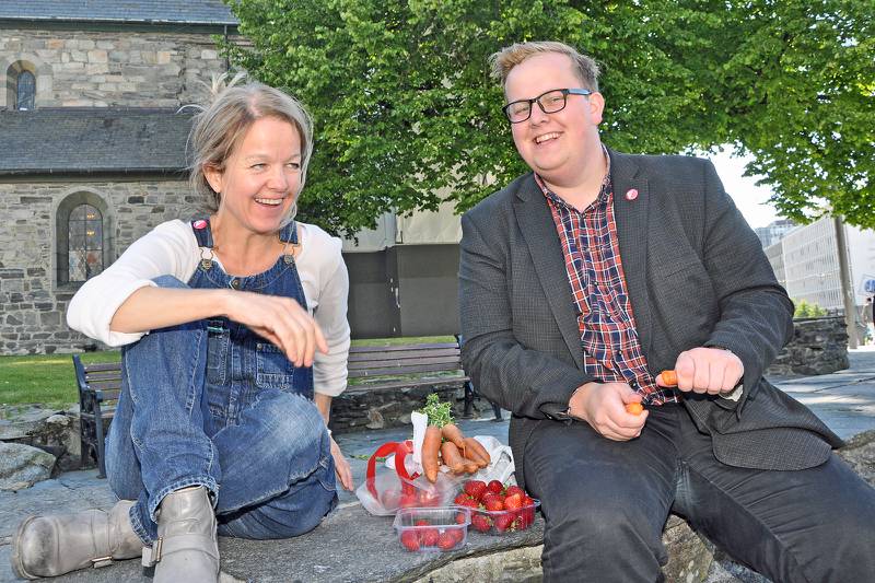 Heidi Leite og Eirik Faret Sakariassen tester ut kortreiste varer, og skryter av både jordbær og gulrøtter.