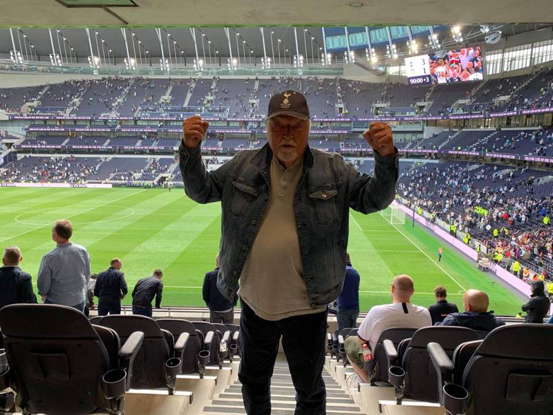 ENDELIG PÅ PLASS: Egil Sigvart Johansen (81) fra Spetalen i Råde fikk se favorittlaget Tottenham for første gang, da de hvite startet Premier League-sesongen hjemme mot Aston Villa i helgen som var.