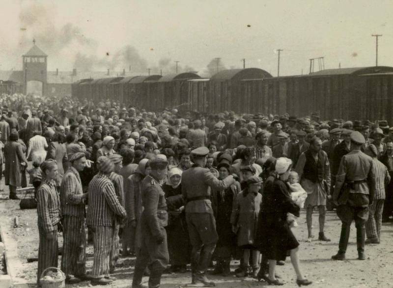 Vår 1944: Slik så det ut da jøder fra Tsjekkoslovakia ankom Auschwitz-Birkenau våren 1944. Ett og et halvt år tidligere sto sju jøder fra Drammen politidistrikt på den samme perrongen. Ingen av dem overlevde. FOTO: NTB SCANPIX