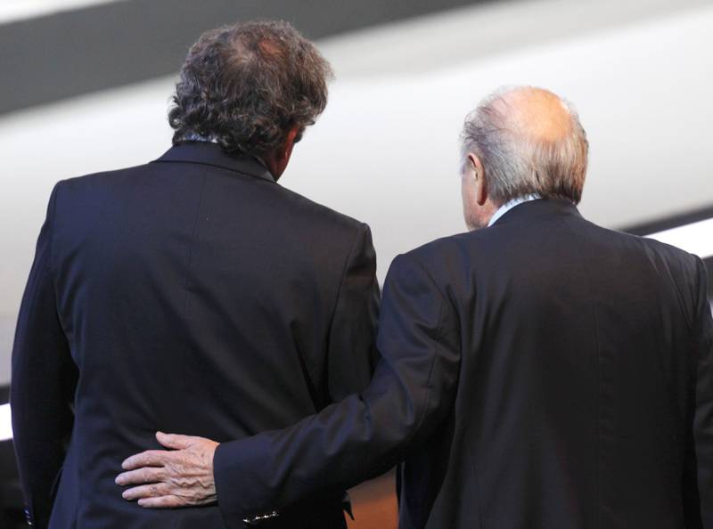 Sepp Blatter og Michel Platini er av FIFAs etiske komite utestengt fra all fotball i åtte år. FOTO: NTB SCANPIX