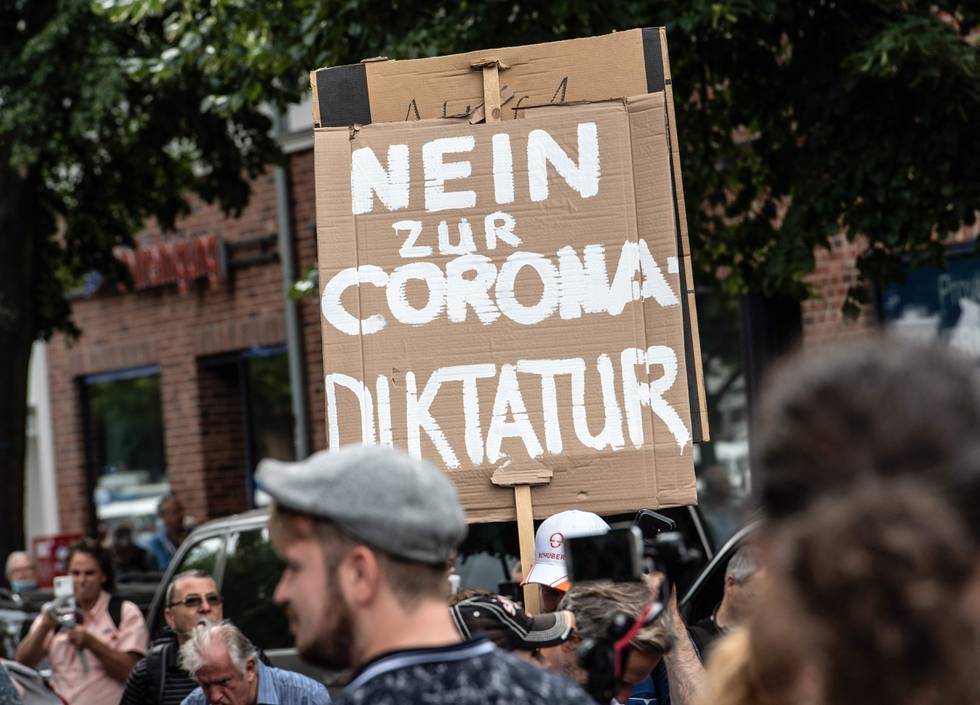 Demonstrasjon mot koronatiltak i Berlin tidligere i år. Enn så lenge er slikt et marginalt fenomen i Norge.