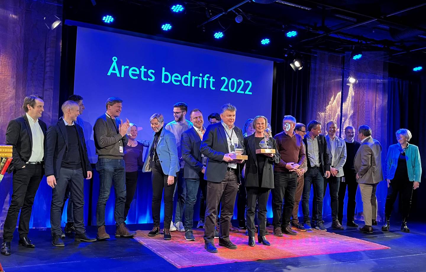 Armand Åsheim i Multiconsult og Lillian Ovell i Covi tok imot prisen som Årets bedrift 2022, sammen med sine ansatte.