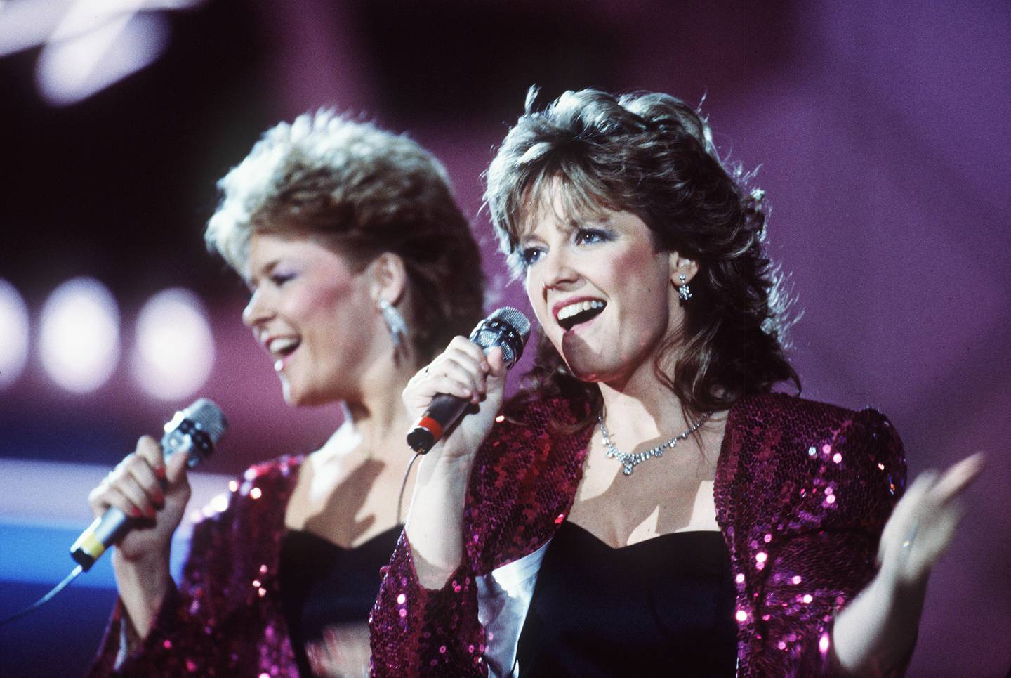 Bobbysocks, som besto av Hanne Krogh (t.h.) og Elisabeth Andreassen, sørget i 1985 for Norges første seier i Eurovision med låten «La det swinge».