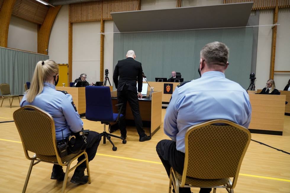 Skien 20220119. 
Terrordømte Anders Behring Breivik i den provisoriske rettssalen i Skien fengsel andre dag av rettssaken der han begjærer seg prøveløslatt.

Saken behandles av Telemark tingrett.

Massedrapsmannen Anders Behring Breivik, som nå kaller seg Fjotolf Hansen, ble året etter terrorangrepene mot Oslo og Utøya 22. juli 2011, dømt til 21 års forvaring med en minstetid på 10 år. 77 mennesker mistet livet i angrepene. POOL
Foto: Ole Berg-Rusten / NTB