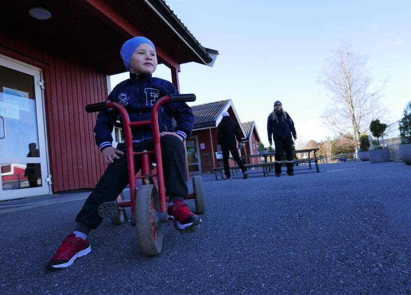Leonard Sulja (5) er godt fornøyd med å være tilbake i Gressvik barnehage etter koronastengte uker.