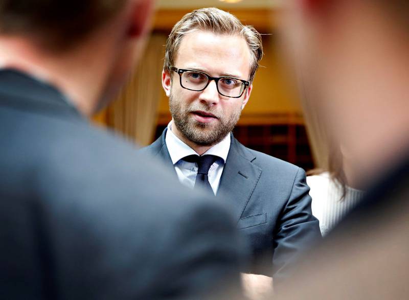 Leder av transportkomiteen på Stortinget Nikolai Astrup mener Arbeiderpartiet for tida driver med pinlig overbudspolitikk. 