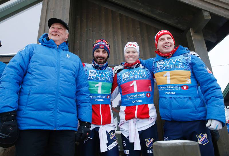 Kong Harald sammen med vinnerne: Hans Christer Holund, Johan Tjelle og Simen Hegstad Krüger. 