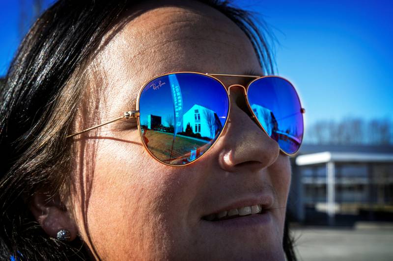 Karianne Stoltenberg i Idrettsrådet i Stavanger nyter solen under torsdagens besøk på Ullandhaug ungdomsskole. Foto: Roy Storvik
