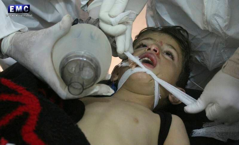 Sårede behandles på et provisorisk sykehus etter det som antas å være et kjemisk angrep i småbyen Khan Sheikhun i Idlib nordvest i Syria. Bildet er levert av den opposisjonelle aktivistgruppa Edlib Media Center og er vurdert av AP som autentisk.