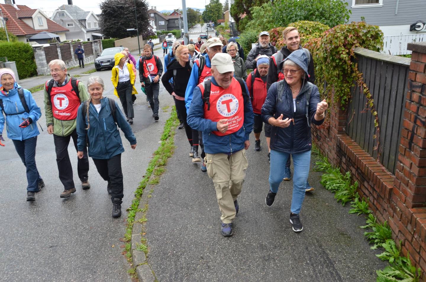 En god del personer deltok på gåturen i Hillevåg som markerte starten på årets Mobilitetsuke.