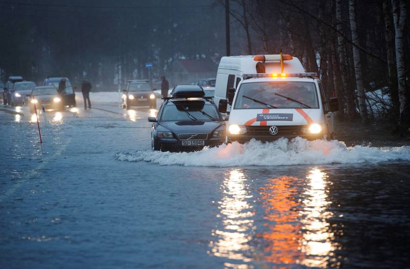 VÅTT I VOSS: Veier ble satt under vann og flere bilister fikk problemer på Voss i helga.FOTO: NTB SCANPIX