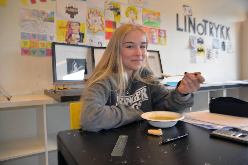 – Kyllingsuppen var god, forsikrer Pernille Dalva (13) i en pause under matteprøve, og hun synes det er bra med varme skolemåltider.