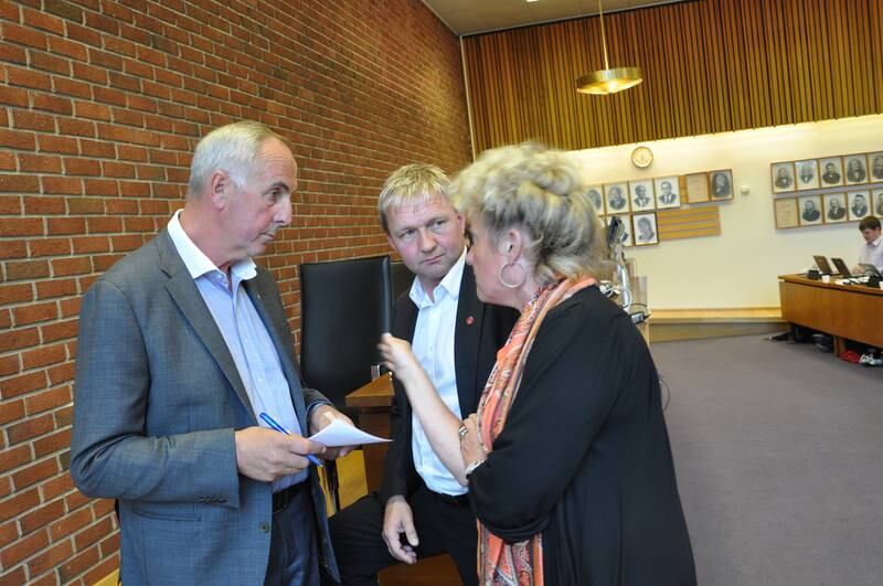 (F.v.) Ordfører Stanley Wirak (Ap) i samtale med Pål Morten Borgli (Frp) og rådmann Bodil Sivertsen.