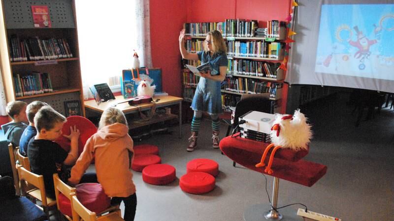 Forfatter, illustratør og designer Camilla Victoria Storm leser høyt fra debutboka «Sirkus Pepperonini & hønsekanonen» på Onsøy bibliotek. Publikum er en gruppe barn fra Bamseby barnehage.