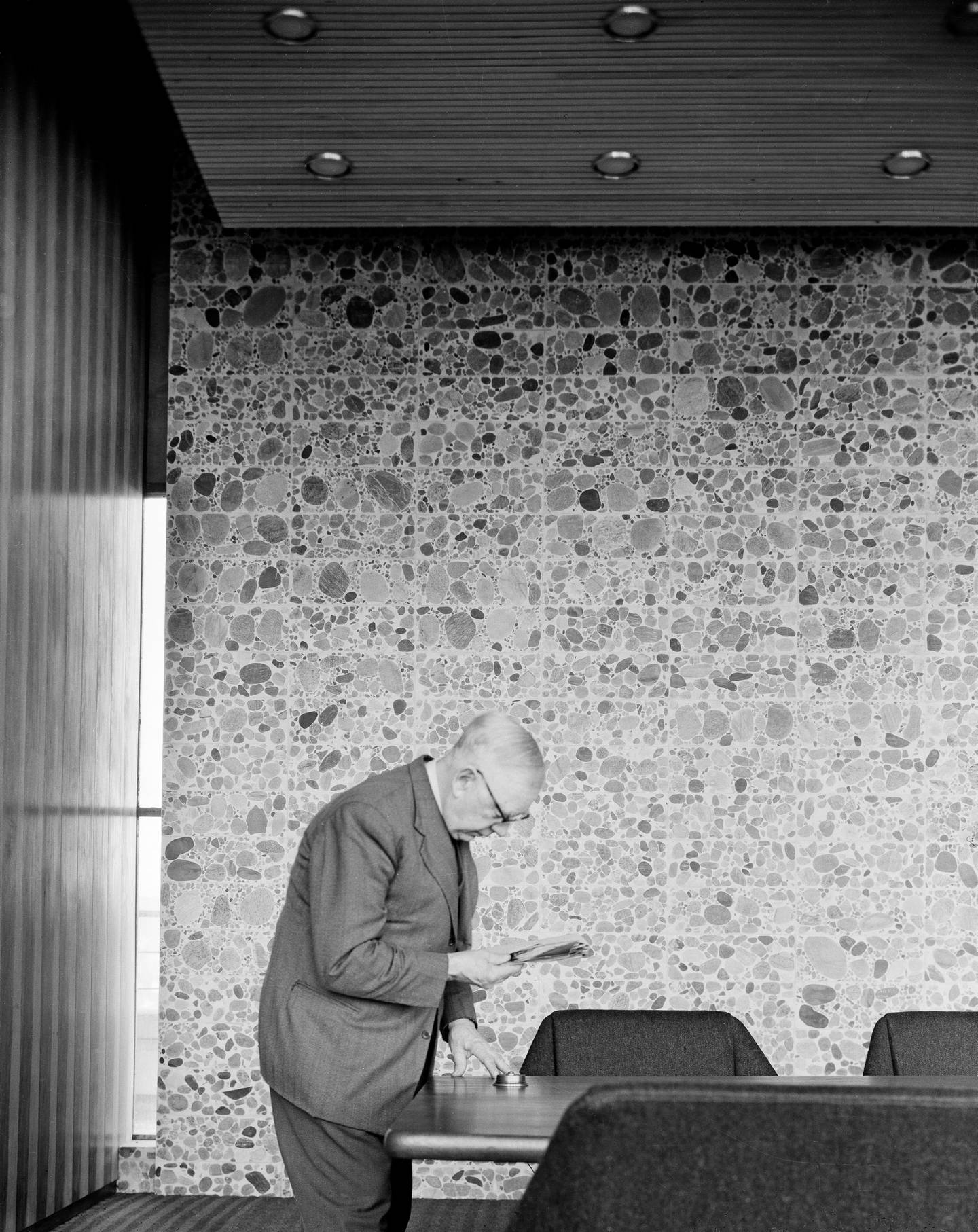 Interiørfoto fra Høyblokka i Regjeringskvartalet. Statsrådsalen i 16. etasje, en personen står ved statsministerens ende av bordet ved nordre kortvegg.
Påskrift på film; 37
 *** Local Caption *** Viksjø, Erling, arkitekt (1910-1971) 
