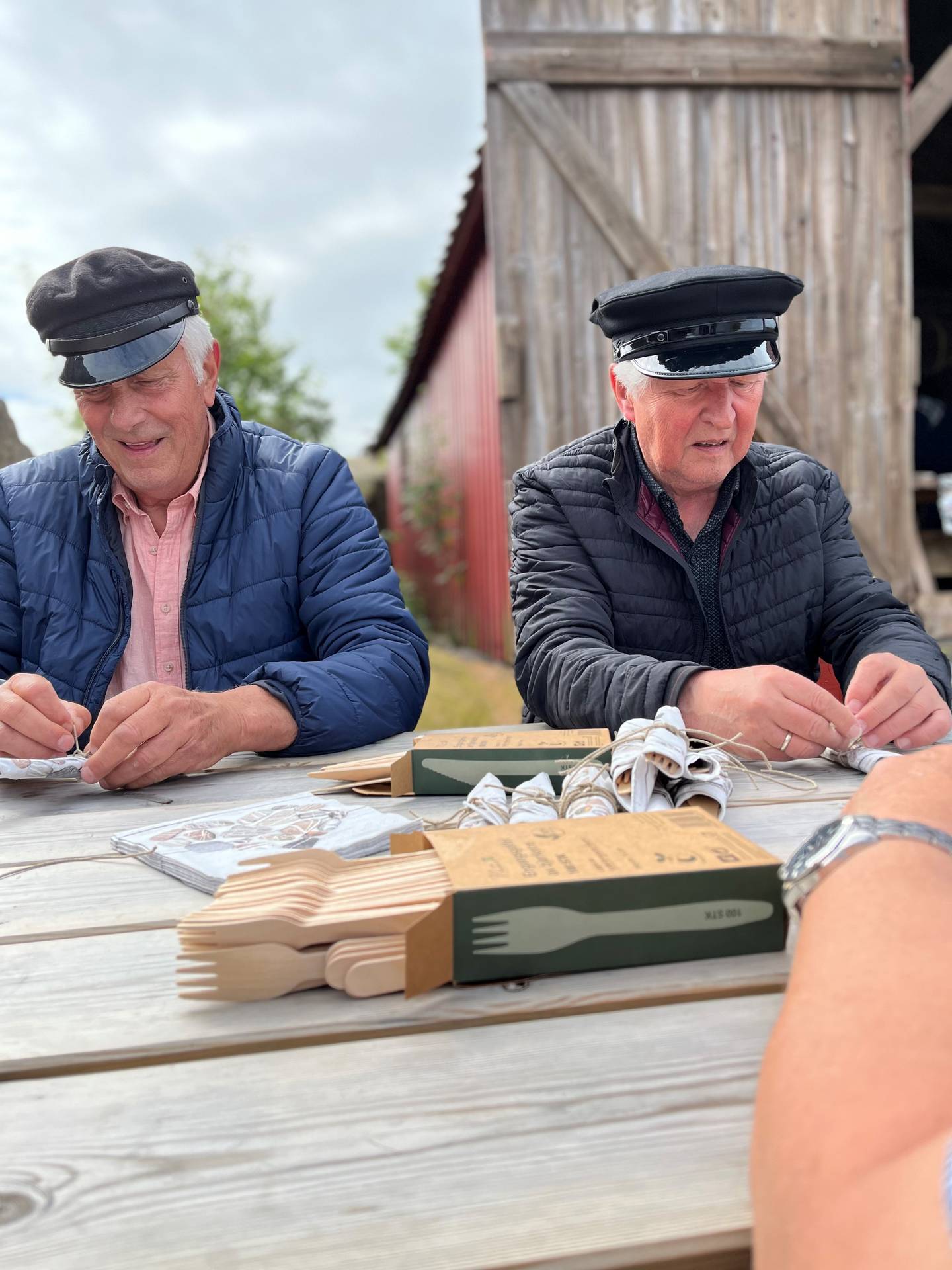 Truls Martinsen (til venstre) og Odd Gunnar Andreassen henter fram skjulte talenter for å gjøre jubileumsbordet klart.