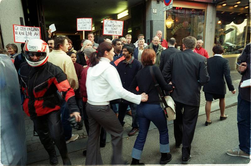 I år 2000 var det sist storstreik i privatsektor. Her fra en blokade av Bristol Hotel, hvor streikevakter aksjonerte mot uorganiserte arbeidere som møtte på jobb. 