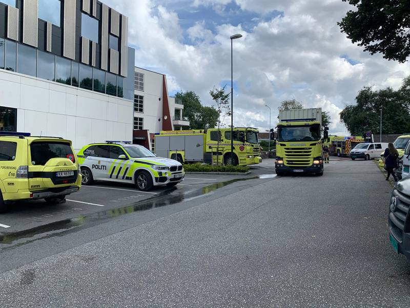 Brannen i et rekkehus i Hillevåg Terrasse i Stavanger er under kontroll. Alle beboerne ble evakuert. Foto: Tore Bruland