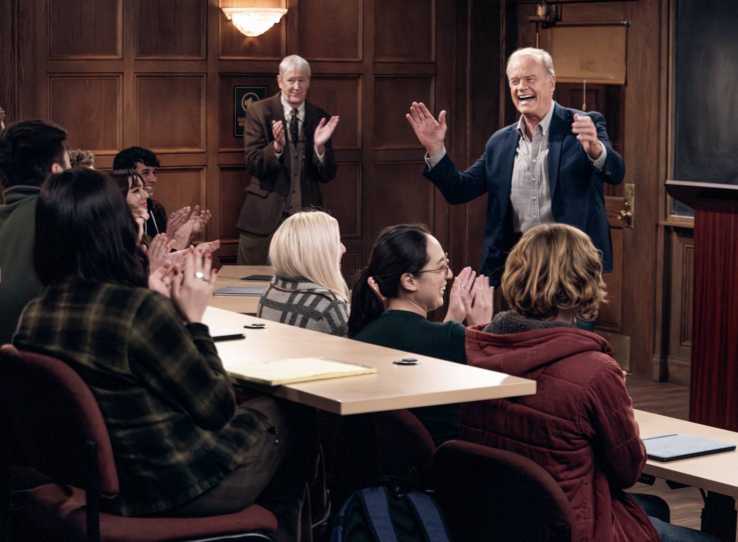 Frasier Crane får jobb på Harvard, der studentene er mest opptatt av TV-kjendisstatusen hans. I bakgrunnen er Alan (Nicholas Lyndhurst) ny kollega. gammel ven og fast sidekick i «Frasier».