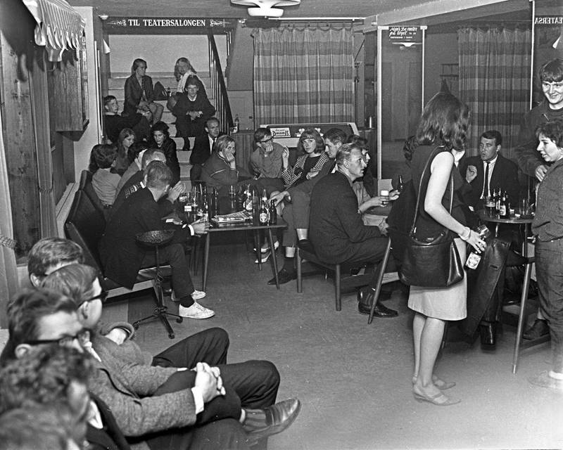 Club 7 i Edderkoppens lokaler, juli 1965. Ifølge boka «Club 7» ble navnet «Club 7» foreslått av lyrikeren Kate Næss og valgt fordi man ønska at «Klubben skulle være mer enn sex».