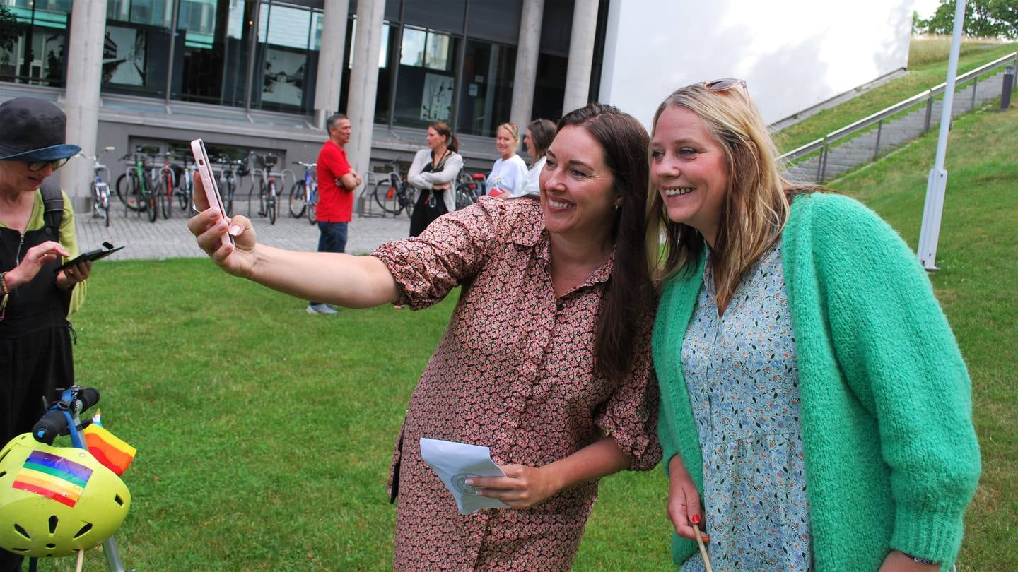 Fredrikstad-ordfører Siri Martinsen (Ap) og styreleder Hege Hansen i Fredrikstad Pride markerer åpningen av 2022-utgaven av festivalen med en selfie.