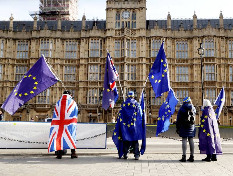HAR IKKE GITT OPP: Kan brexit stanses? Noen EU-tilhengere har ikke gitt opp, blant annet disse demonstrantene i London i januar. FOTO: MATT DUNHAM/NTB SCANPIX