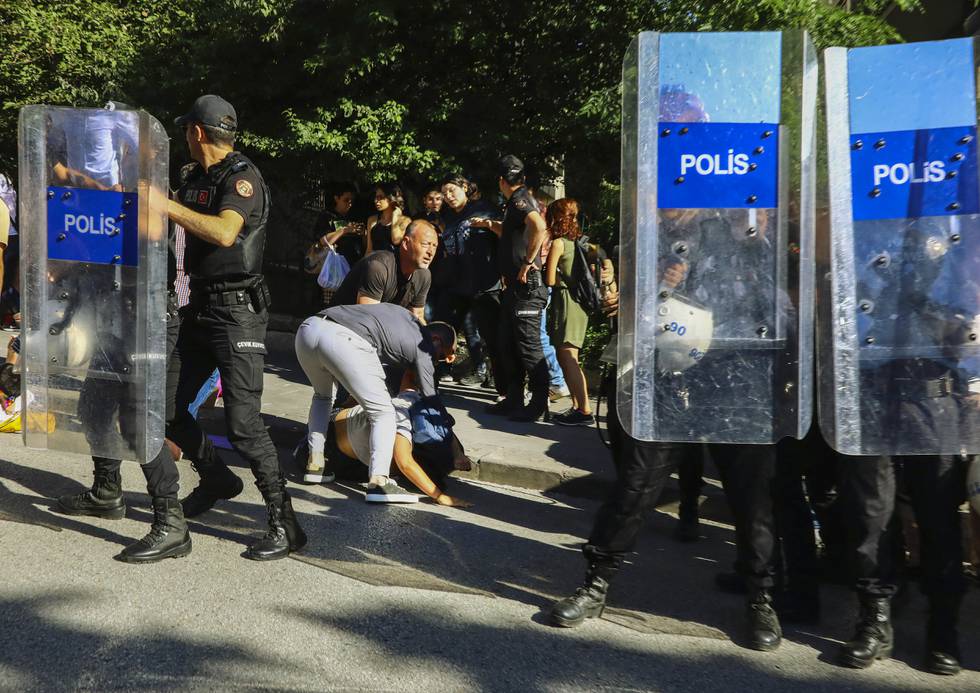 Tyrkisk politi pågrep en rekke deltakere av pride-paraden i Ankara tirsdag. Foto: Ali Unal / AP / NTB