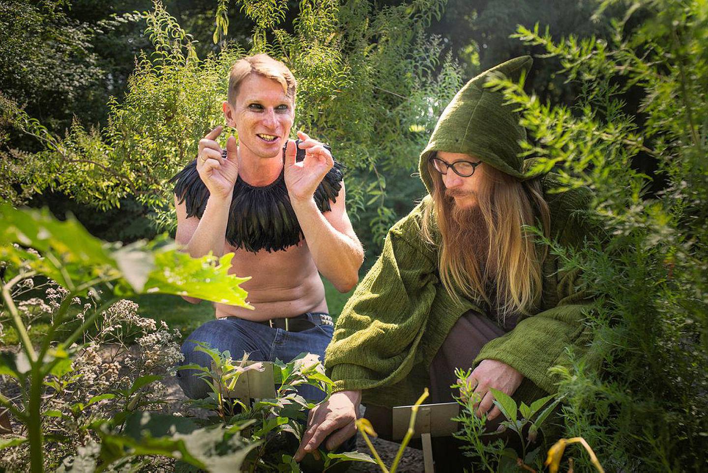 Benedikt og Kristoffer Momrak fra progrock bandet Tusmørke, forteller om planter man kan finne i Botanisk hage, som har inspirert låten Tøyens hemmelighet.