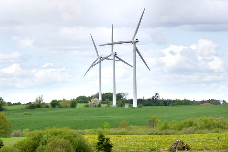 I over 30 år har danskene produsert elektrisitet ved hjelp av vind. Disse vindmøllene i Billund på    Jylland er med på å dekke over 40 prosent av Danmarks behov for elektrisitet. Samtidig har produksjonen av selve vindmøllene blitt storindustri med mange arbeidsplasser og omfattende eksport. 